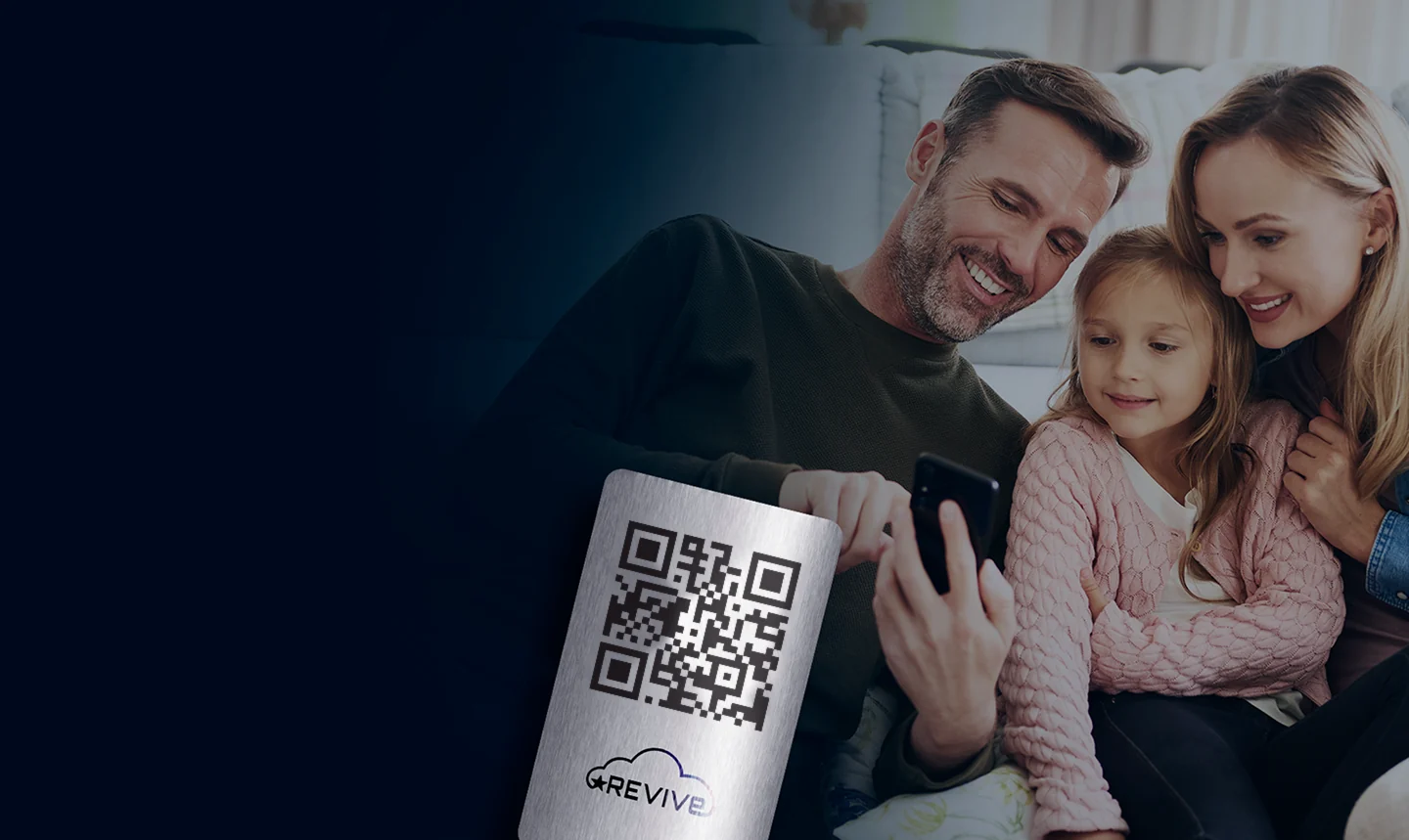 Uma família sorrindo ao escanear com o celular o QR code de uma placa Revive